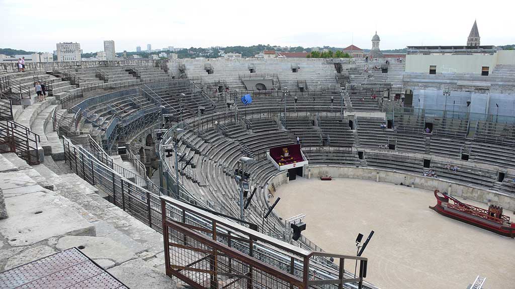 vue de l'intérieur des arènes nimoises