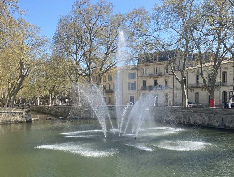 Fontaine dans les jardins romain de Nîmes (30)