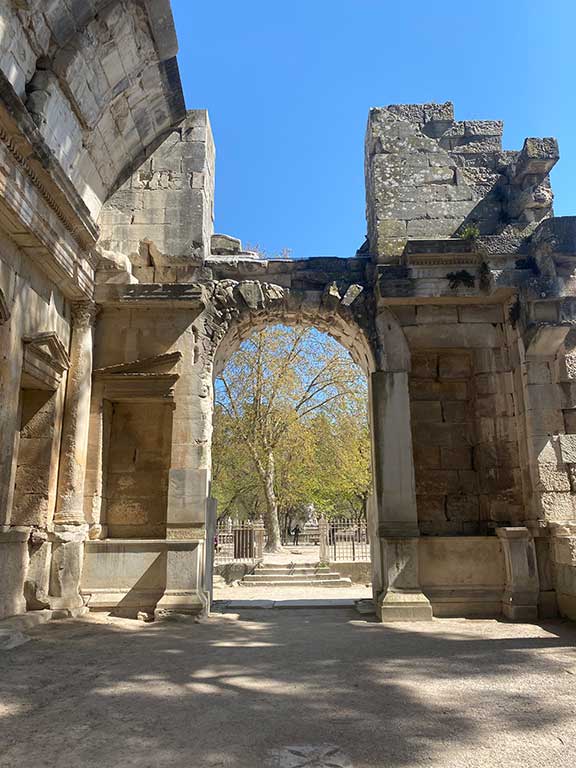 vue de l'architecture de l'intérieur du Temple de Diane