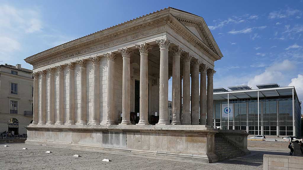 Vue sur le temple hexastyle dans la ville de Nîmes