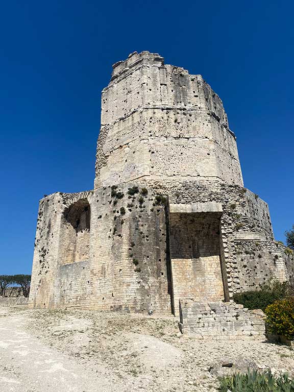 vue du monument historique de la tour magne