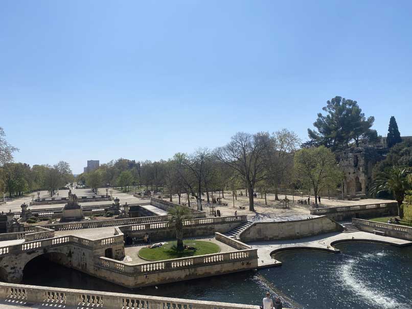 vue des jardins de la fontaine sur le centre ville de Nimes