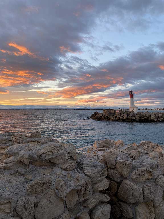 Vue sur le phare et le coucher du soleil de la plage de l'Espiguette