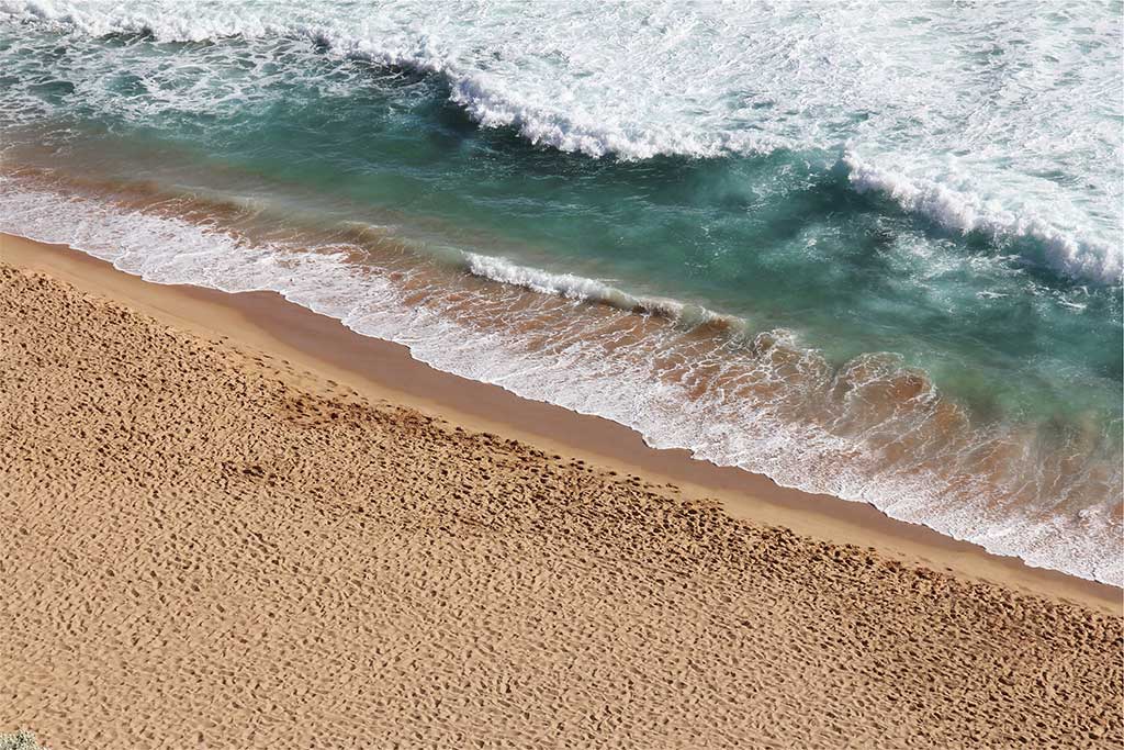 vue sur les vagues et le sable de la plage de l'espiguette