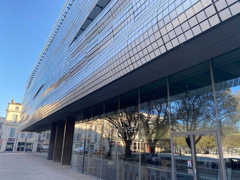 vue sur la façade du musée de la romanité