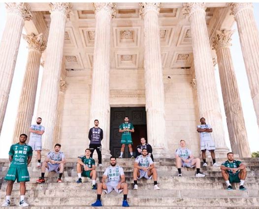 Usam Equipe sur les escaliers de la Maison Carrée dans le centre ville