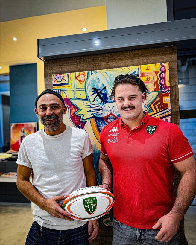 Loic Vicedo Gérant du coiffeur Francais à Nimes avec le rugbyman Baptiste Lafont, Talonneur de l’équipe de Nimes .